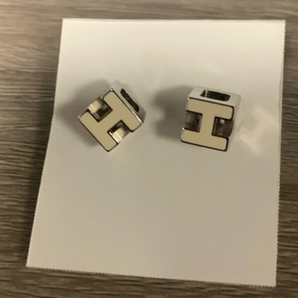 Hermès White Cage d’H Earrings – Elegant & Timeless - Picture 2 of 2